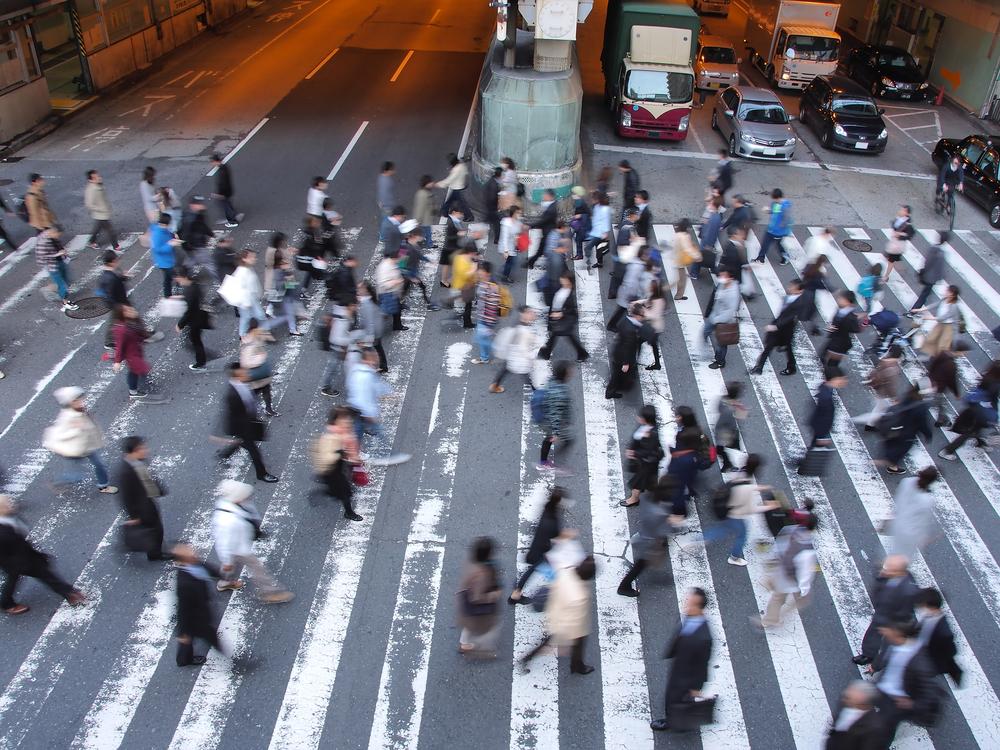 pessoas atravessando a rua